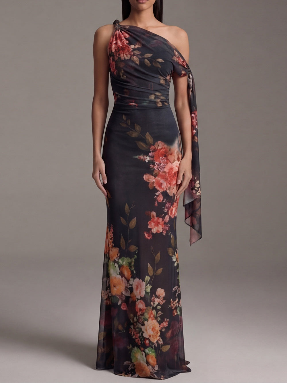 Abito Maxi in Mousseline Nera Plissettata con Stampa e Spalla Unica