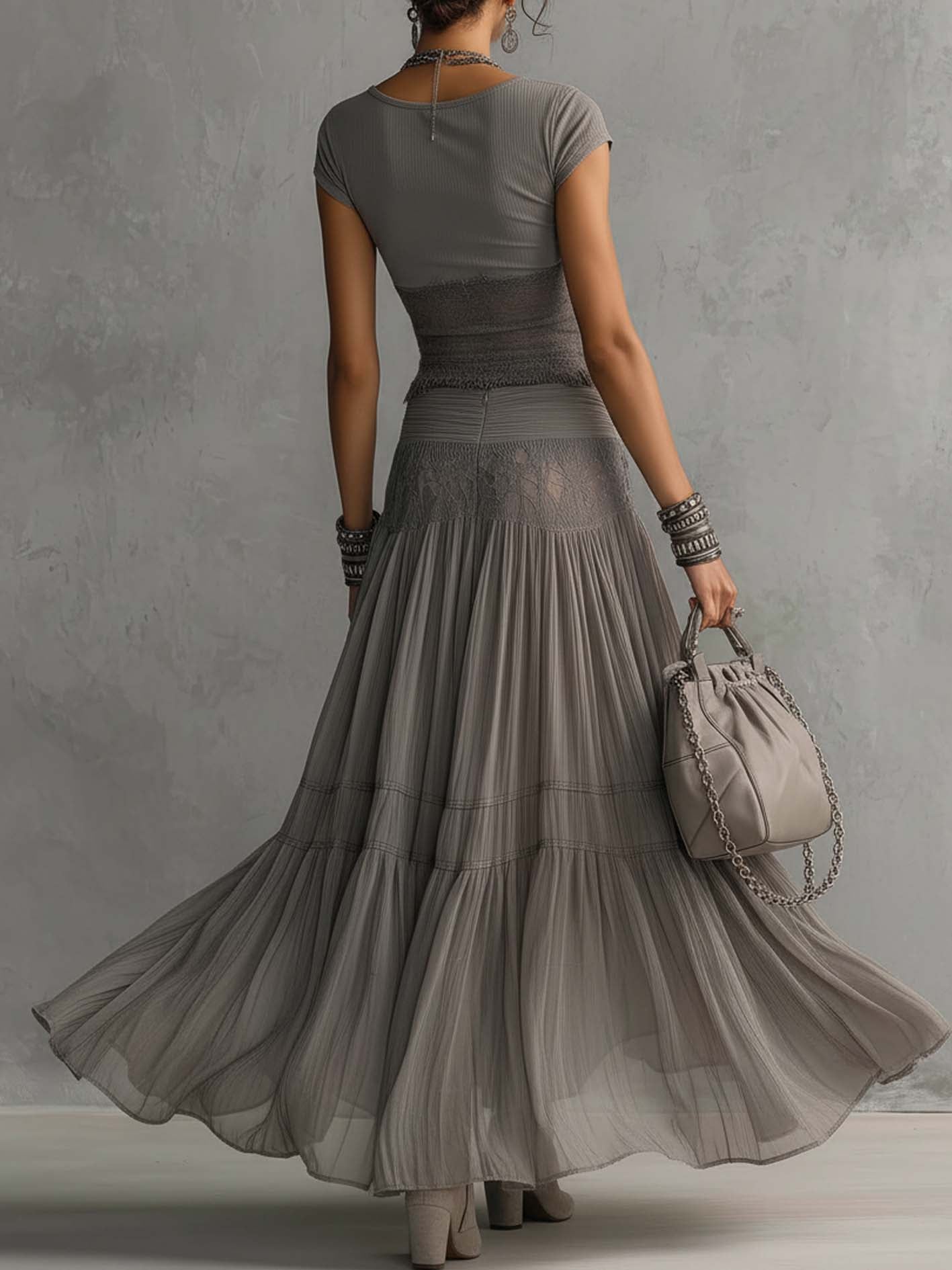 Completo Grigio: Top con Pannelli in Pizzo Trasparente e Gonna Maxi Plissettata