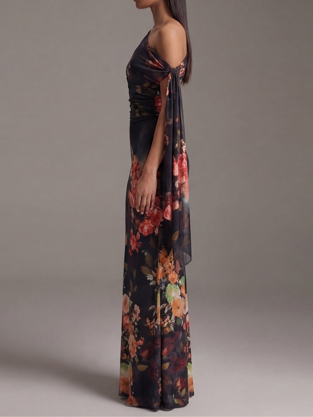 Abito Maxi in Mousseline Nera Plissettata con Stampa e Spalla Unica