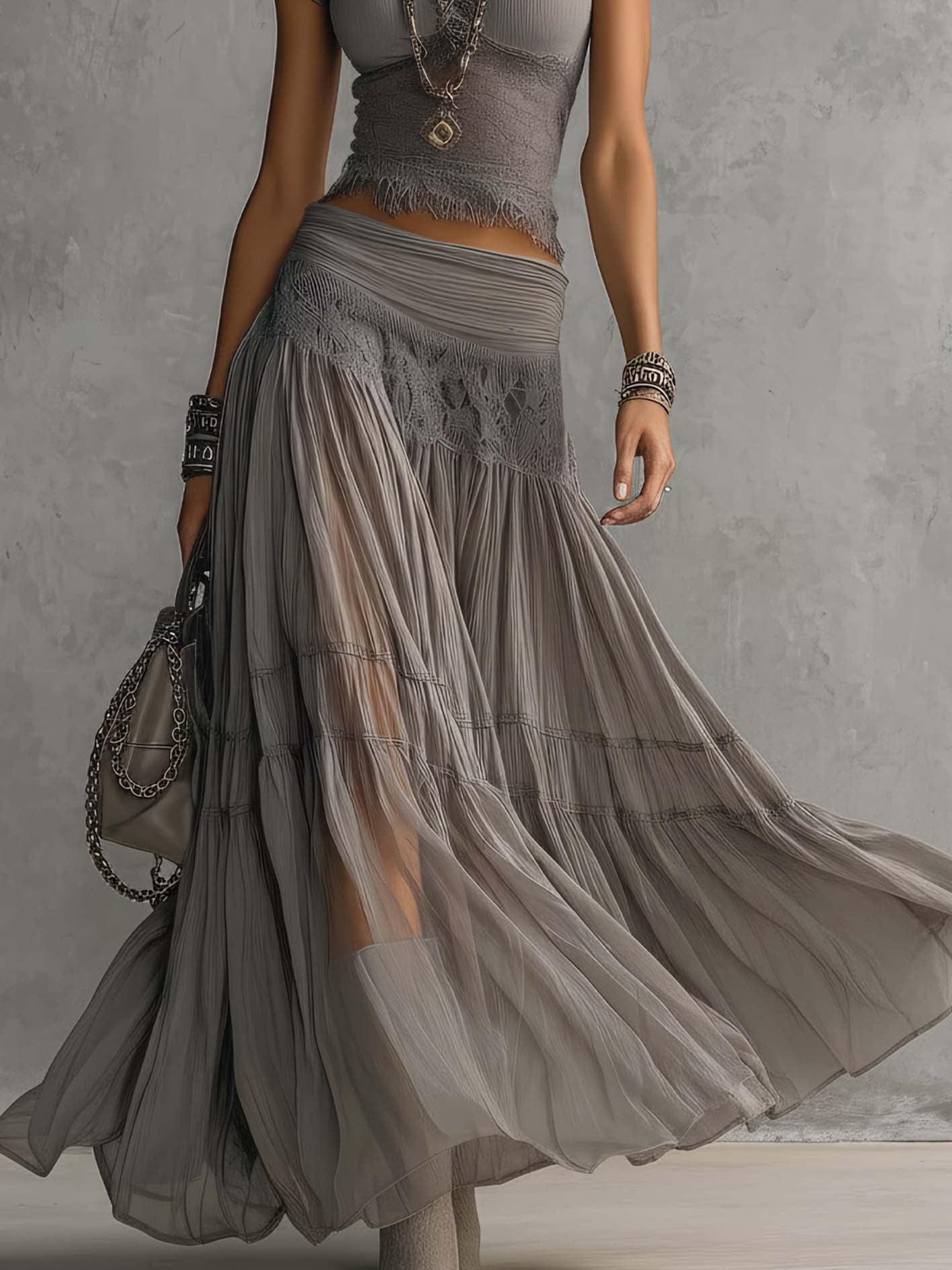 Completo Grigio: Top con Pannelli in Pizzo Trasparente e Gonna Maxi Plissettata