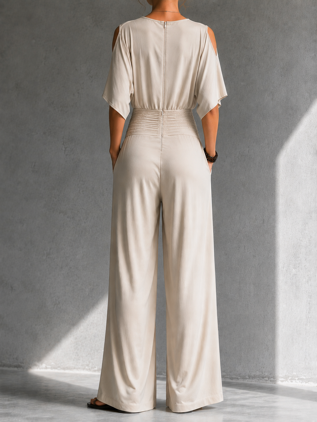 Chiara - Tuta Elegante con Spalle Aperte