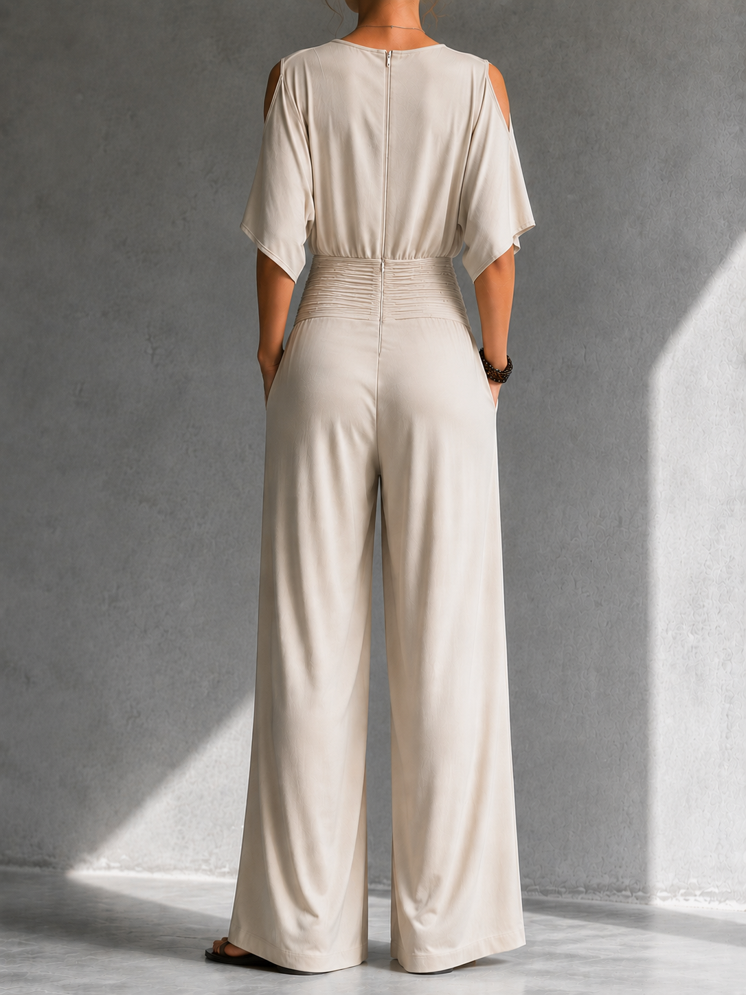 Chiara - Tuta Elegante con Spalle Aperte