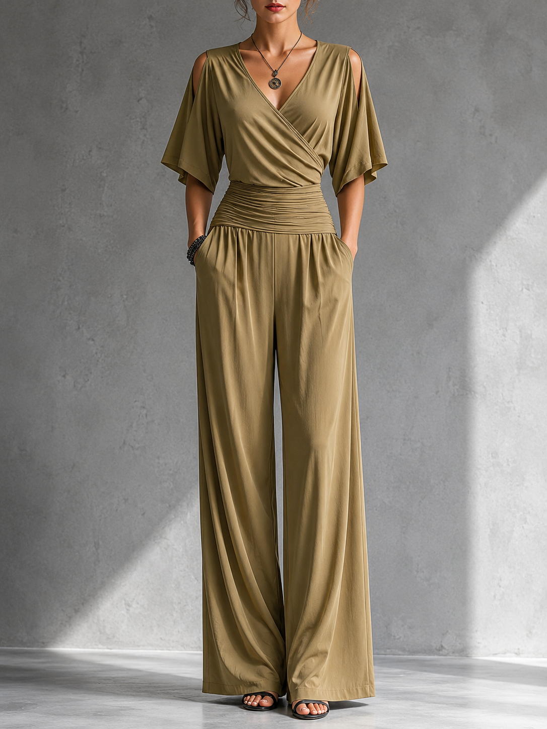 Chiara - Tuta Elegante con Spalle Aperte